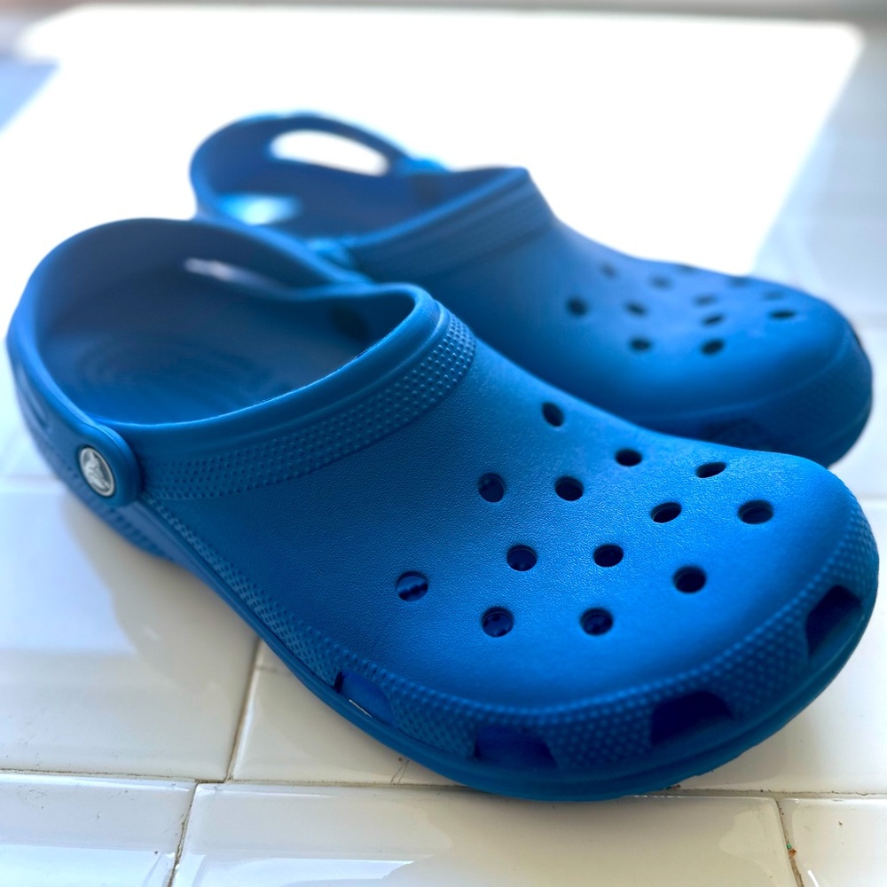 Crocs classic fit: Men 10 Women 12; Unisex